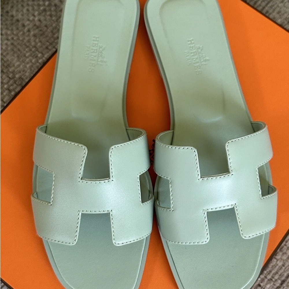 NEW HERMÈS Vert D'eau Calfskin Oran Sandals - Picture 2 of 14